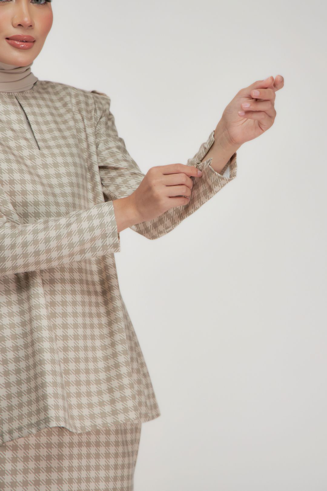 Melur Kurung - Sleek Modern Fit